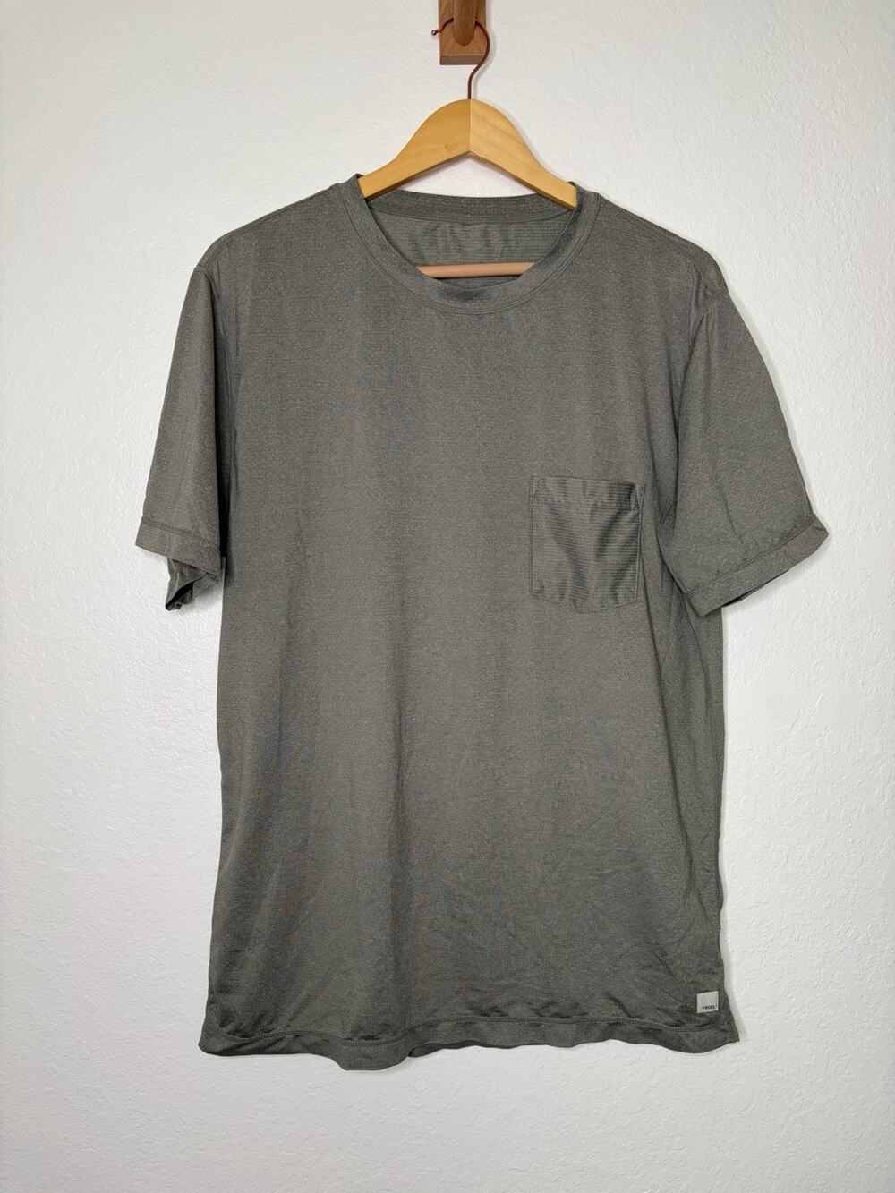 Vuori Tradewind Performance Pocket Tee Arm Heather Green Men's Size Large